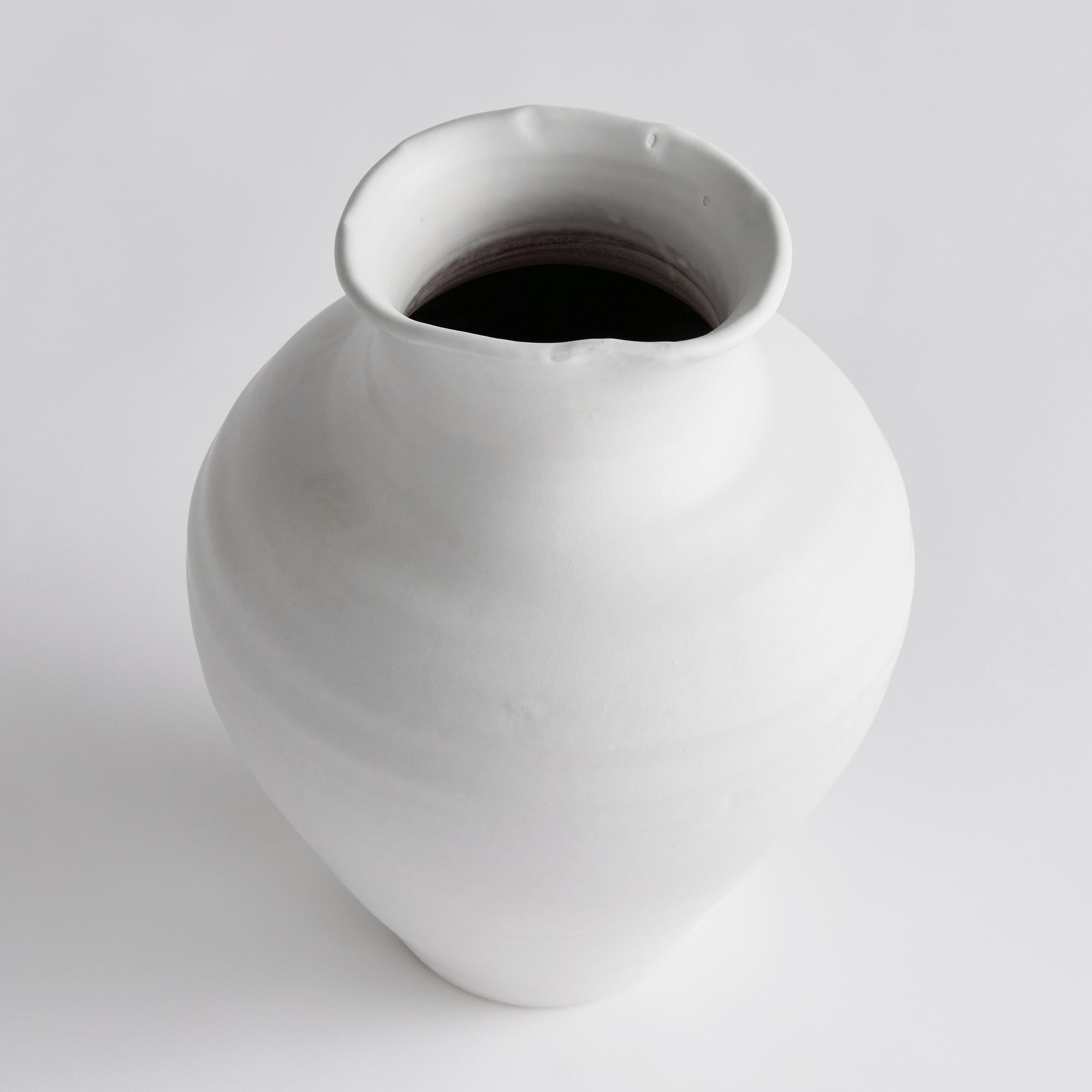 Vase in White-Ivory by Jeid Studio