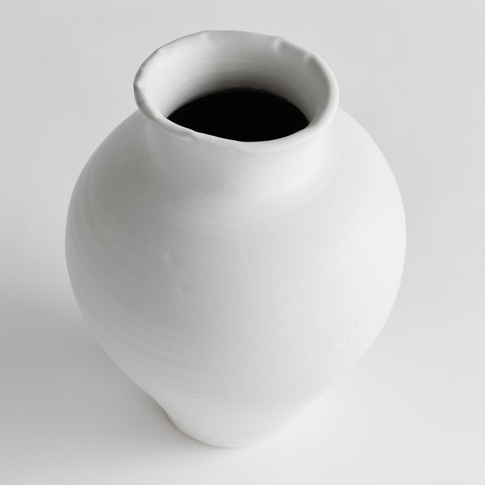 Vase in White-Ivory by Jeid Studio