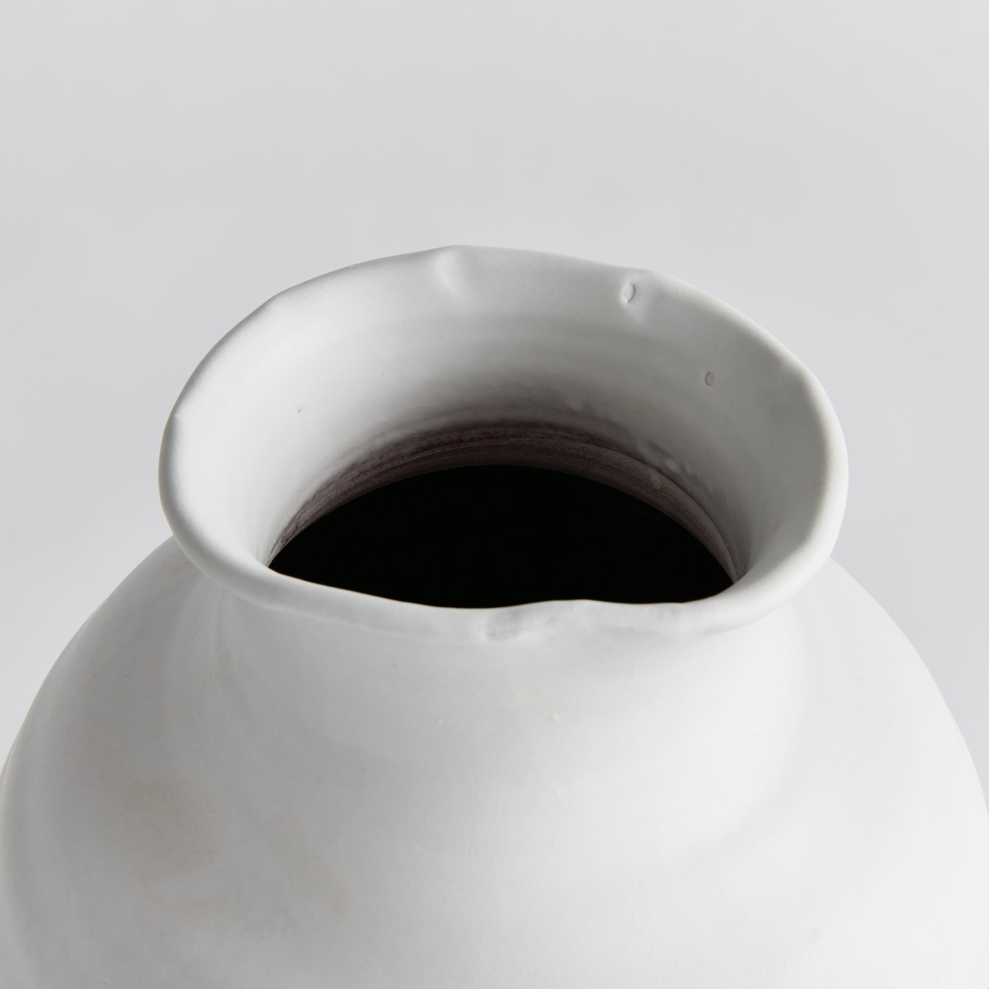 Vase in White-Ivory by Jeid Studio