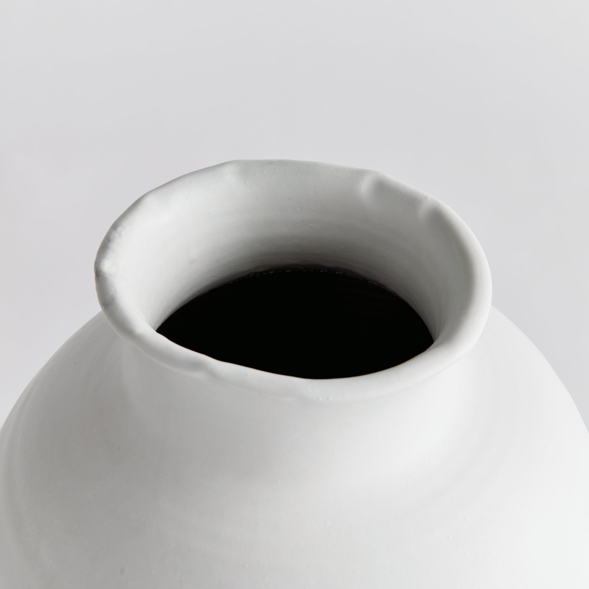Vase in White-Ivory by Jeid Studio
